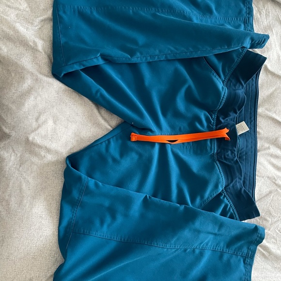 FIGS Kade Cargo scrub bottoms Alps Blue size LP - Picture 3 of 4